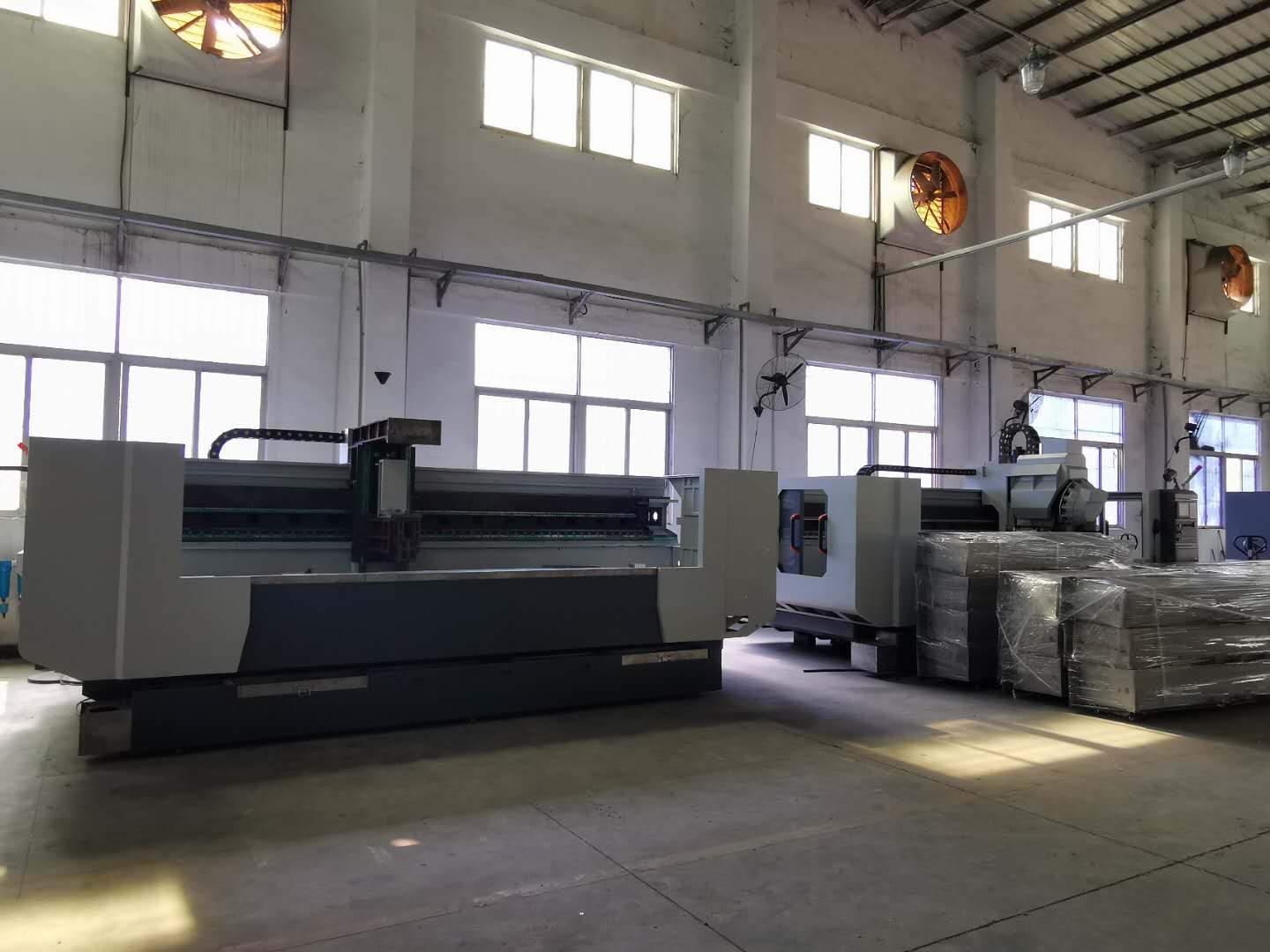 深圳精雕10年來專注研發(fā)了多款數(shù)控機床！大型精雕機，大型高光機，大型雕銑機等！