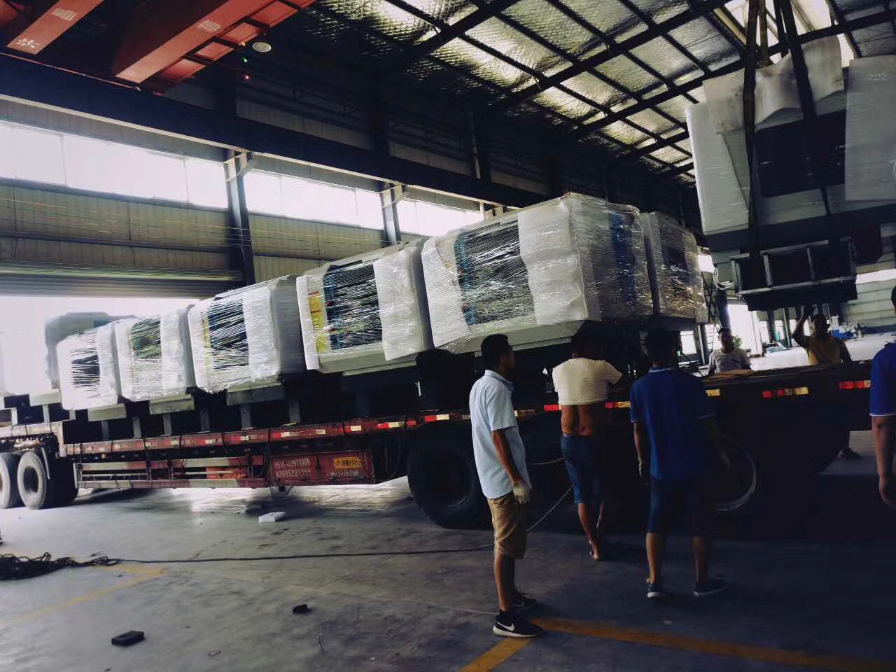 2018深雕數(shù)控迎來(lái)第二批玻璃精雕機(jī)，雙頭精雕機(jī)緊張出貨，得到客戶的高度認(rèn)可。